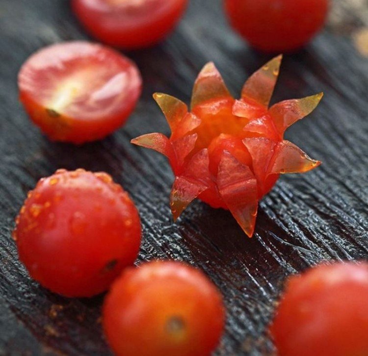 frukt-carving-körsbär-tomat-ros-sallad-dekoration