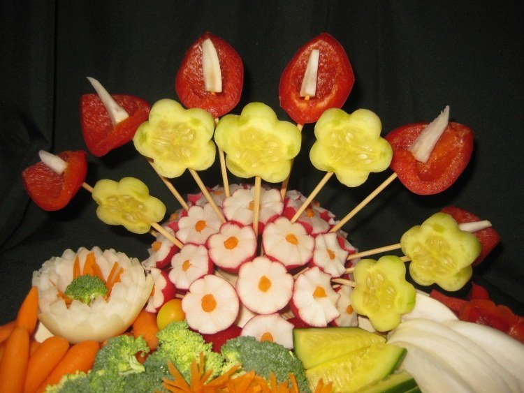 frukt-grönsaker-carving-buffébord-dekoration-arrangemang