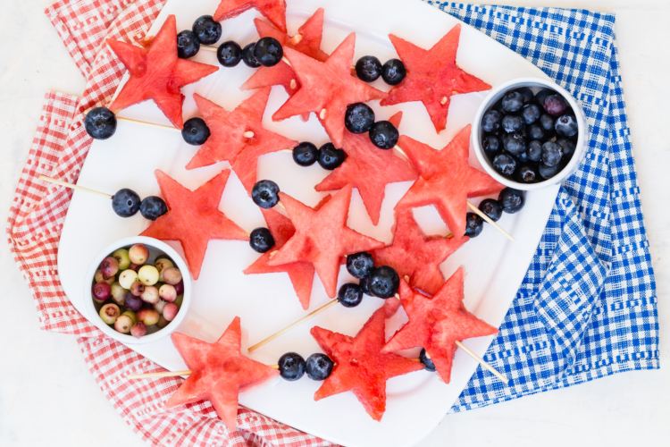 Fruktspett för barn Barns födelsedagsstjärnor gjorda av vattenmelonbär