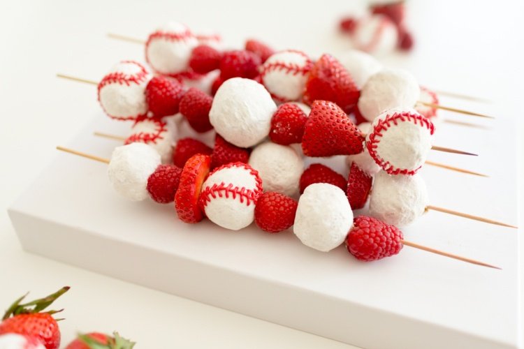 Fruktspett för barn, basebolltema jordgubbar