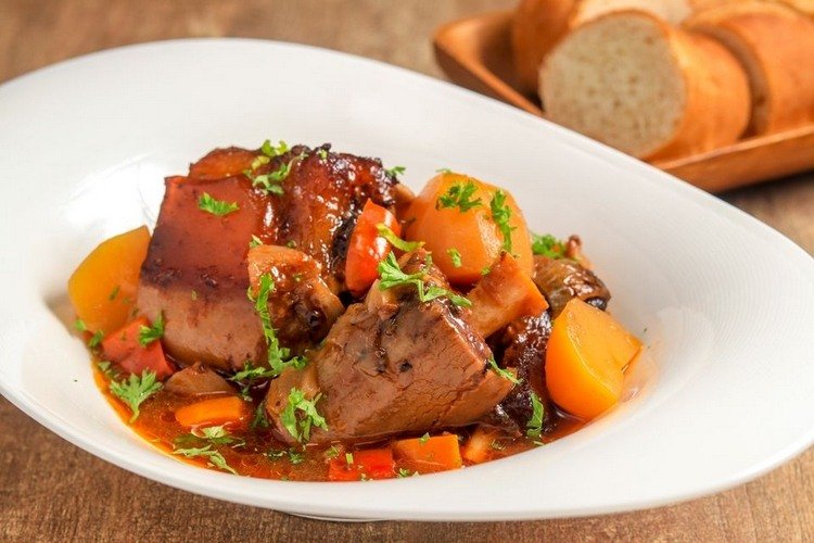 Gryta oxtail recept maträtt med potatis och morötter garnerade med persilja