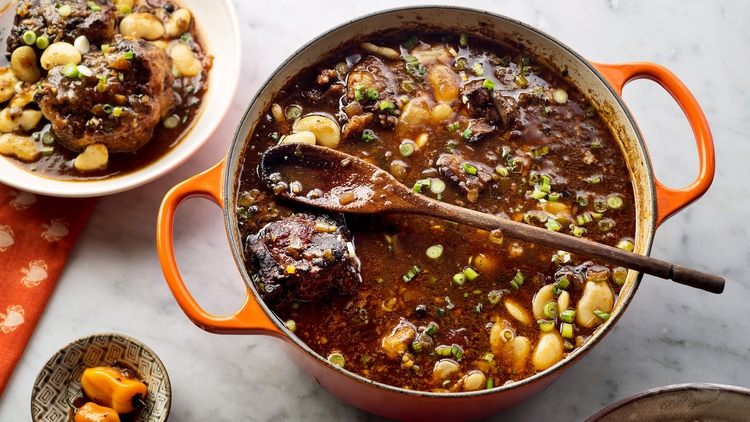 Oxtailrecept med läckra ingredienser tillagas i en gjutjärnsgryta med grönsakspotatis