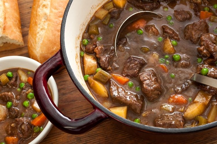 Förbered gryta med oxhakar ärtor selleri potatis och morötter i en gryta