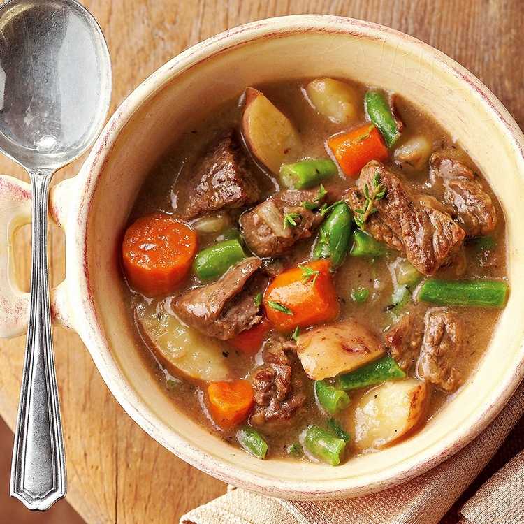 Oxtail soppa med korn morötter gröna bönor nötkött buljong och hälsosamma produkter