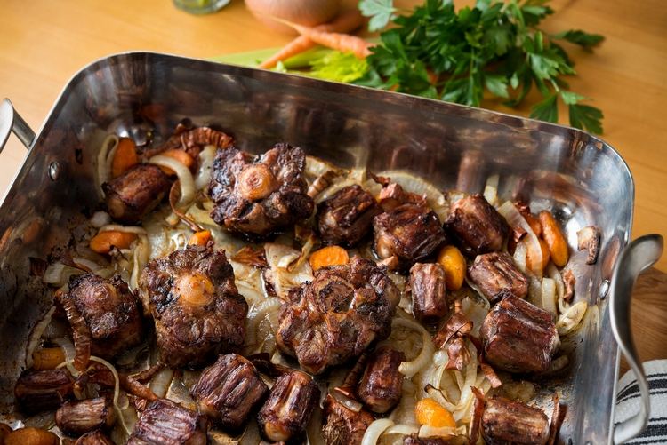 Rostade ox-svans-recept-a-la-guazzetto-italiensk stil-med-lök-i-gryta-att-förbereda