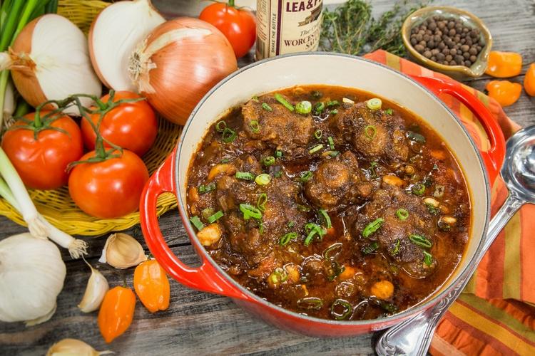 hemlagad-oxsvans-recept-med-färska-ingredienser-liknande-bönor-tomater-lök-paprika-i-grytan