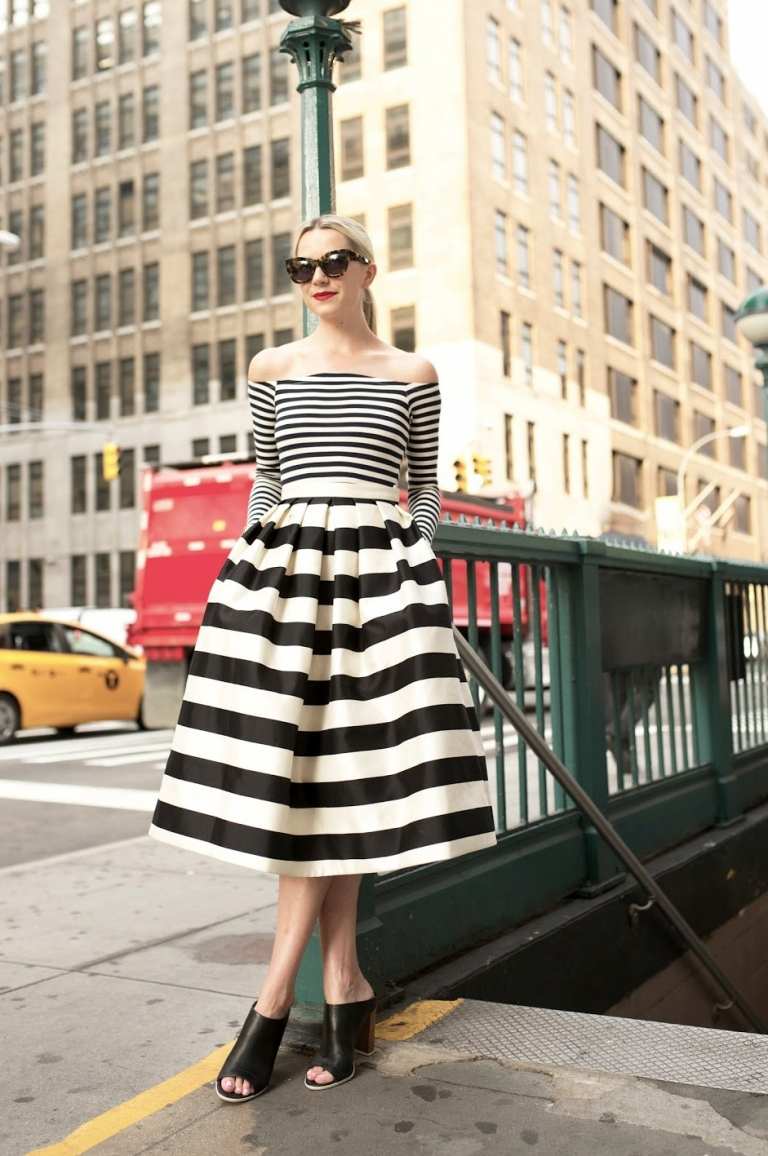 Off -shoulder -blus kjol randig horisontell svart vit modern