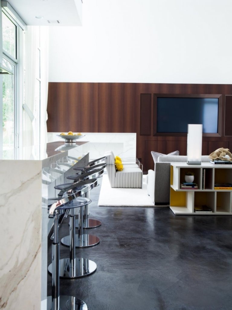 Öppet kök med vardagsrum-väggbeklädnad-TV-pall-modern-köksbänk