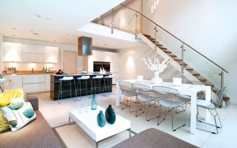 Öppet kök med vardagsrum-trappa-vit-diamant-stol-bretoia-hörnsoffa-modern