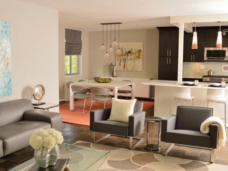 öppet-kök-vardagsrum-modern-fåtölj-soffa-kök bänk-matta-orange-beige-brun