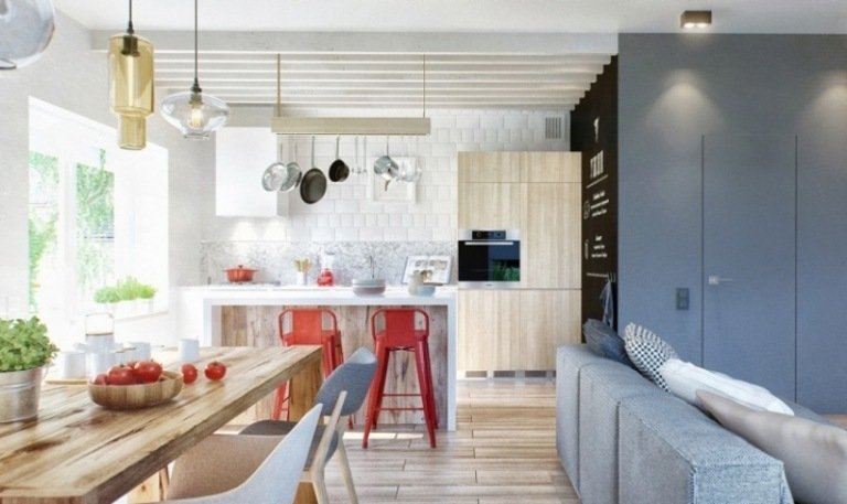 öppet-kök-vardagsrum-trä-massivt trä-grått-klädsel-rött-pall-ljus-modernt