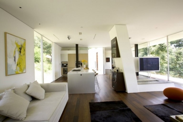 öppet-kök-vardagsrum-trägolv-modern-soffa-grädde-vit-golv-mörk-vägg-ljus