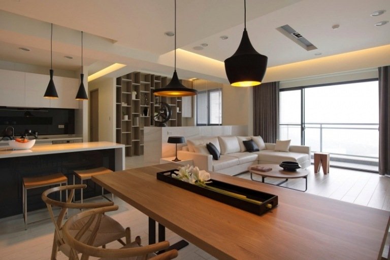 öppet-kök-vardagsrum-matbord-trä-ljus-läder-soffa-fönster-glas-lampor-svart