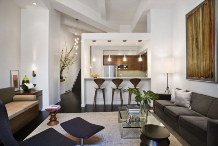 öppet-kök-vardagsrum-soffa-solstol-lounge-counter-vit-brun-bild