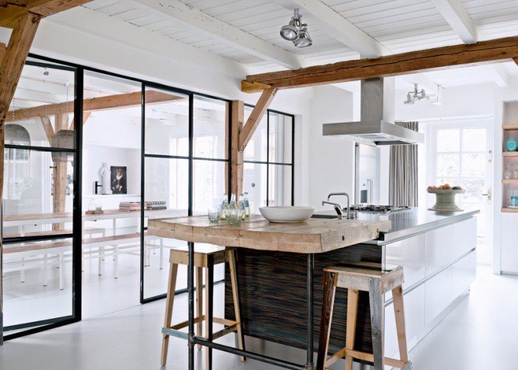 öppet-kök-skiljevägg-svart-stål-glas-gångjärn-dörr-generös-utrymme-koncept