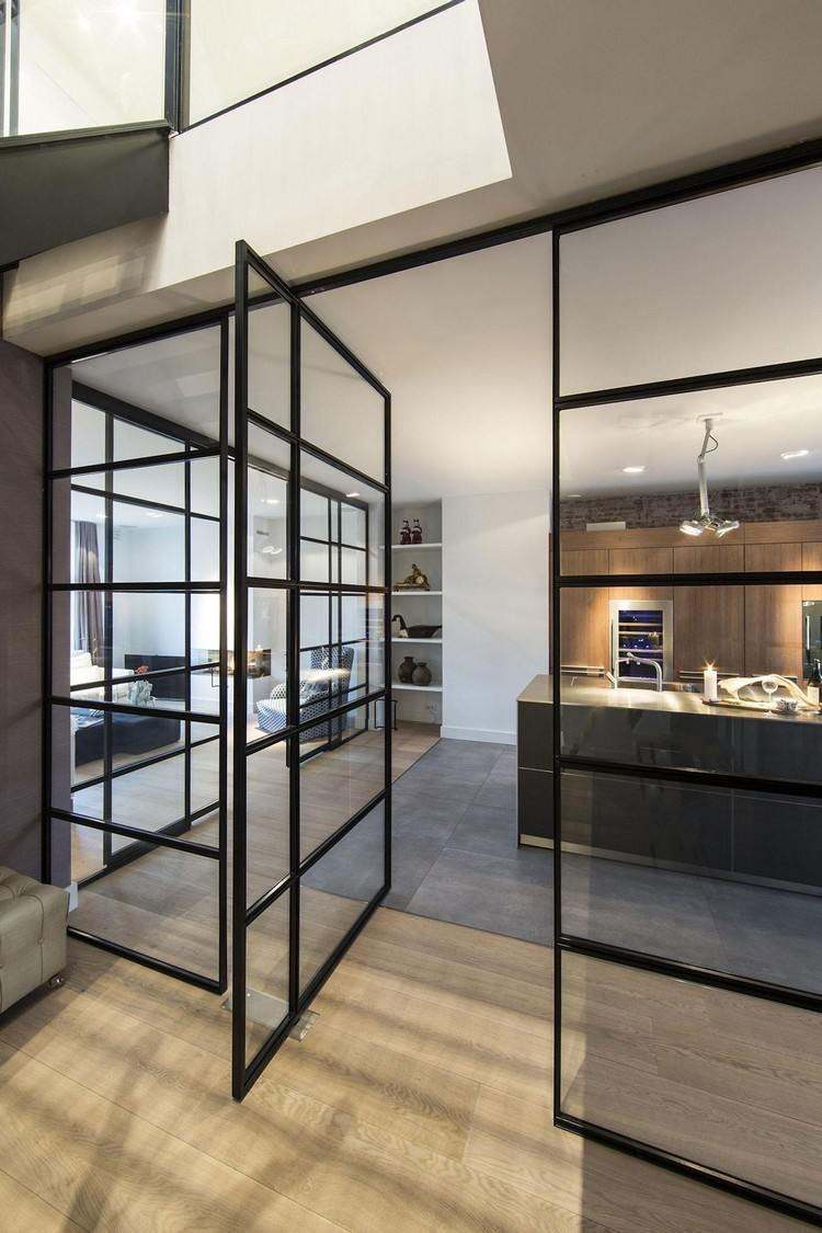 öppet-kök-skiljevägg-dörr-sida-sväng-axel-glas-svart-stål