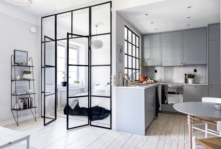 öppet-kök-skiljevägg-ett-rum-lägenhet-sovrum-säng-skiljevägg-stål-glas