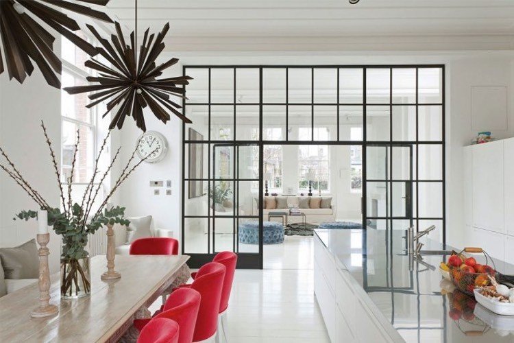 Separat öppet kök-vardagsrum-hög-skiljevägg-glas-svart stål-fabrik-look
