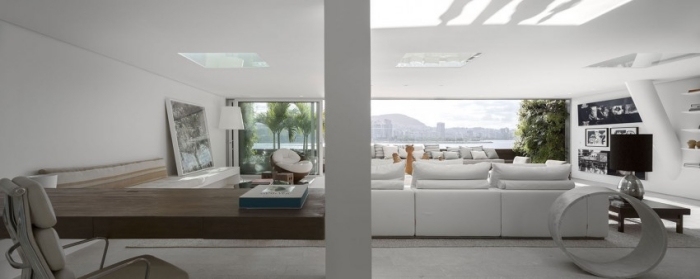 renoverad-takvåning-lägenhet-öppen-utrymme-design-vardagsrum-vit