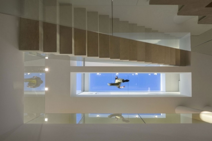 Urca-öppet-rum-design-trappor-glastak-modernistisk-interiör-arkitektur