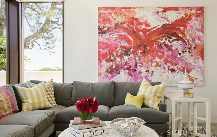 Öppen rumsdesign-ljusa färger-modern-vardagsrum-vit-soffa-grå-konst-bild-abstrakt