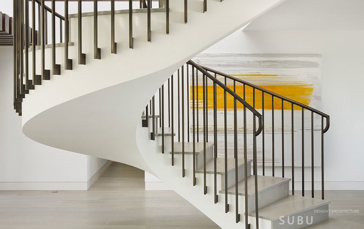 öppet-rum-design-ljusa-färger-modern-spiraltrappa-vägg-färg-grädde-vit-elegant-konst-bild