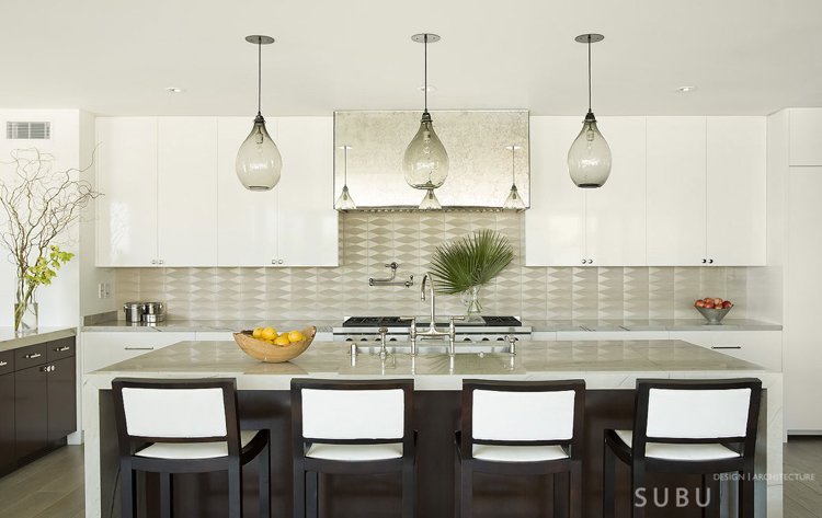 öppet-rum-design-ljusa-färger-modernt-modernt-kök-grädde-vitt-beige-matbord