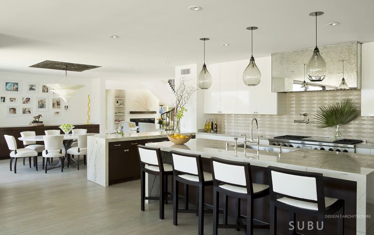 öppet-rum-design-ljus-färger-modernt-öppet-kök-matplats-vit-mörk-brun