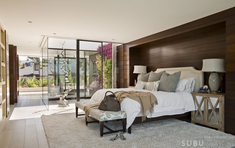 öppet-rum-design-ljus-färger-modernt-sovrum-väggbeklädnad-trä-mörkbrunt