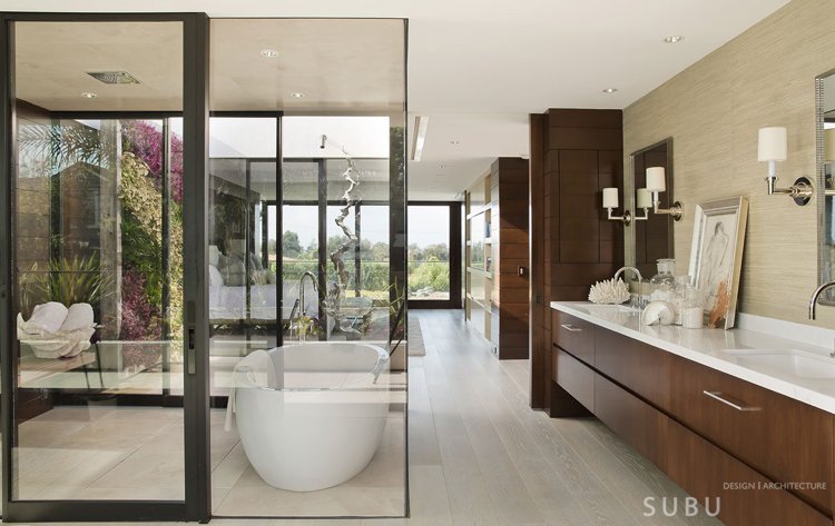 öppet-rum-design-ljusa-färger-modernt-badrum-glas-vägg-badkar-fristående