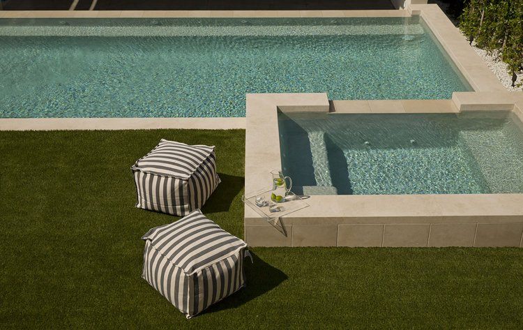 lyx-strand-hus-pool-lounge-gräsmatta-puffar-moderna