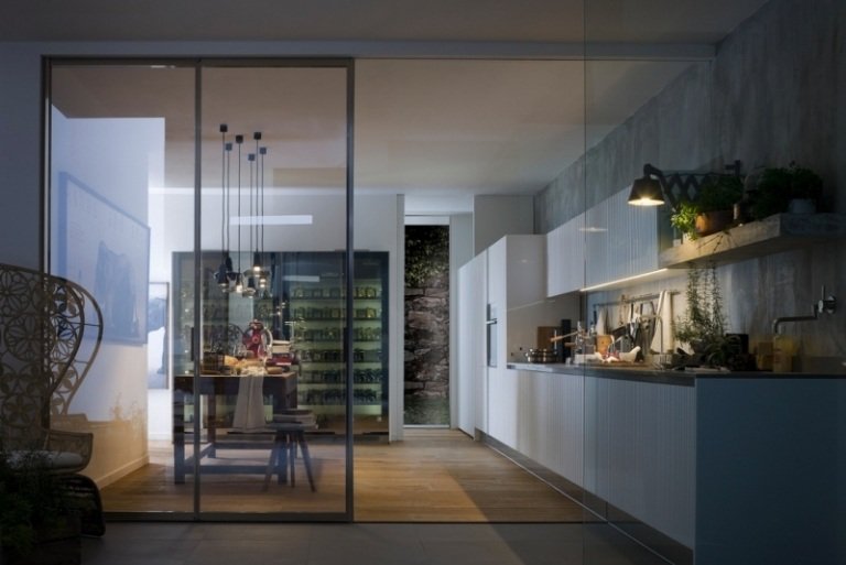 Modern design och separation av det öppna köket -vardagsrummet - skjutbara glasdörrar