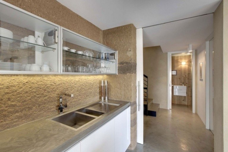 Modern design och separation av det öppna köket-vardagsrummet-design-skjutdörr-vit-sand