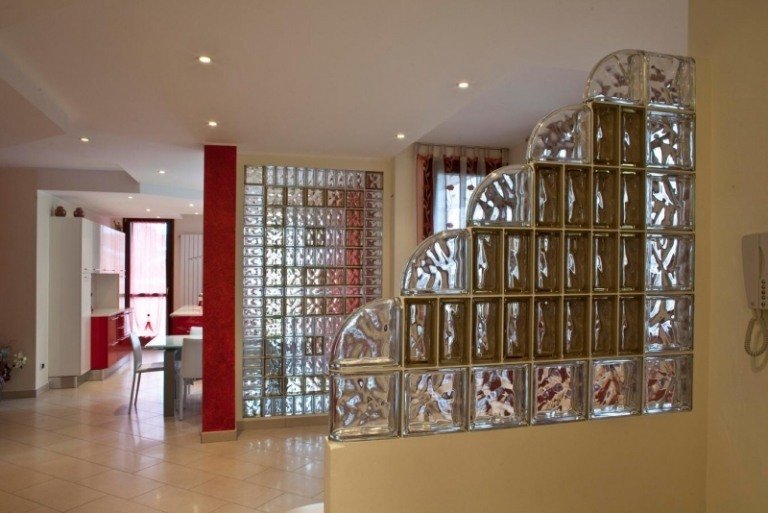 öppet-kök-vardags-modern-design-separat-rött-glas