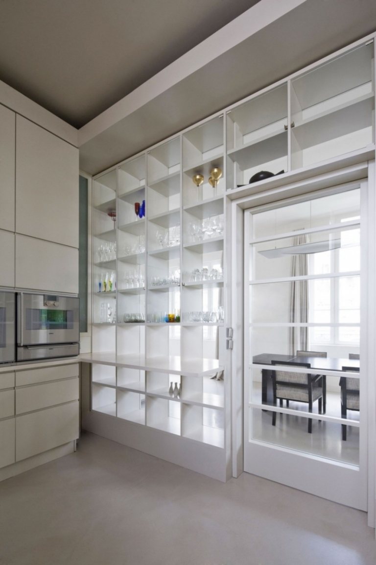 öppet-kök-modern-design-separat-glas-vägg-hylla