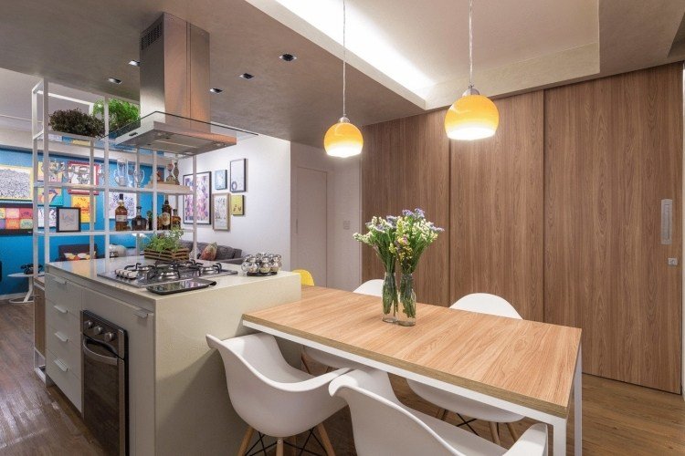 Öppet-vardagsrum-kök-design-separat-modern-matplats-ljus-trä-optik