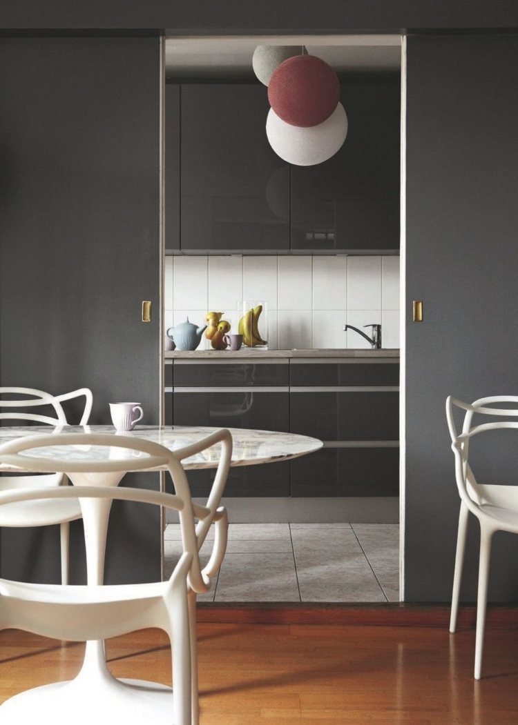 Öppen planlösning-kök-design-separata-moderna-grå-skjutdörrar-parkett-golv-vita-stolar