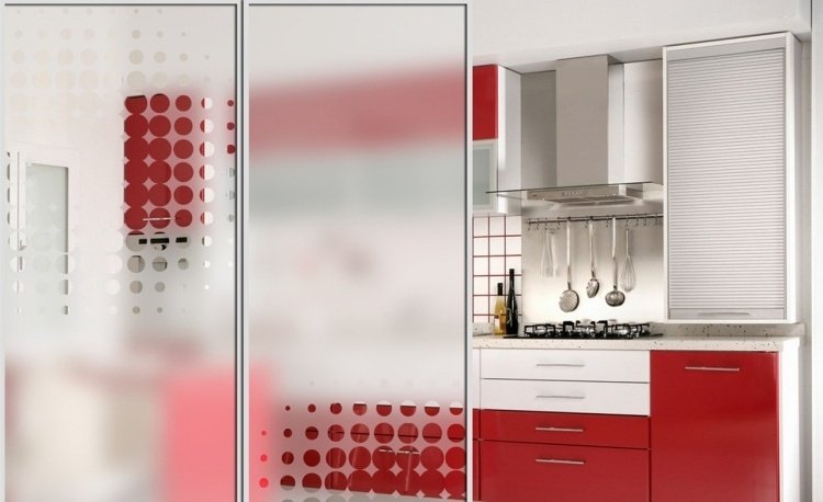 öppet-vardags-kök-design-separat-röd-modern-skjutdörr-glas-satinerad-vit