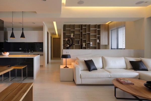 Öppen lägenhet vit soffa-svarta kuddehyllor