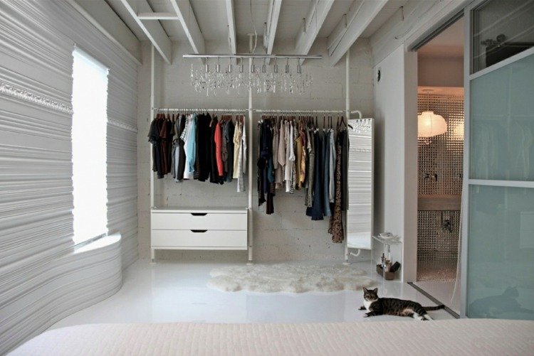 öppen garderob-minimalistisk-sovrum-spegel-lådor-katt-skjutdörr-badrum-fönster
