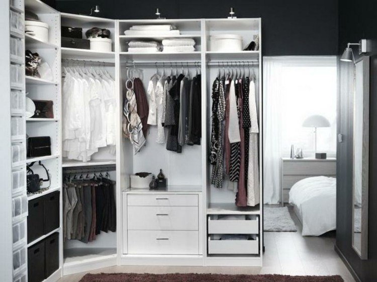 öppen-garderob-walk-in-elegant-svart-vit-chic-sovrum-box-matta-säng-nattlampa
