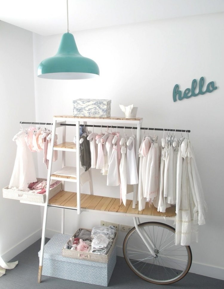 Öppen garderob-barnrum-flickor-rum-cykel-korg-hängande-ljus-stav-kartong-väggdekoration