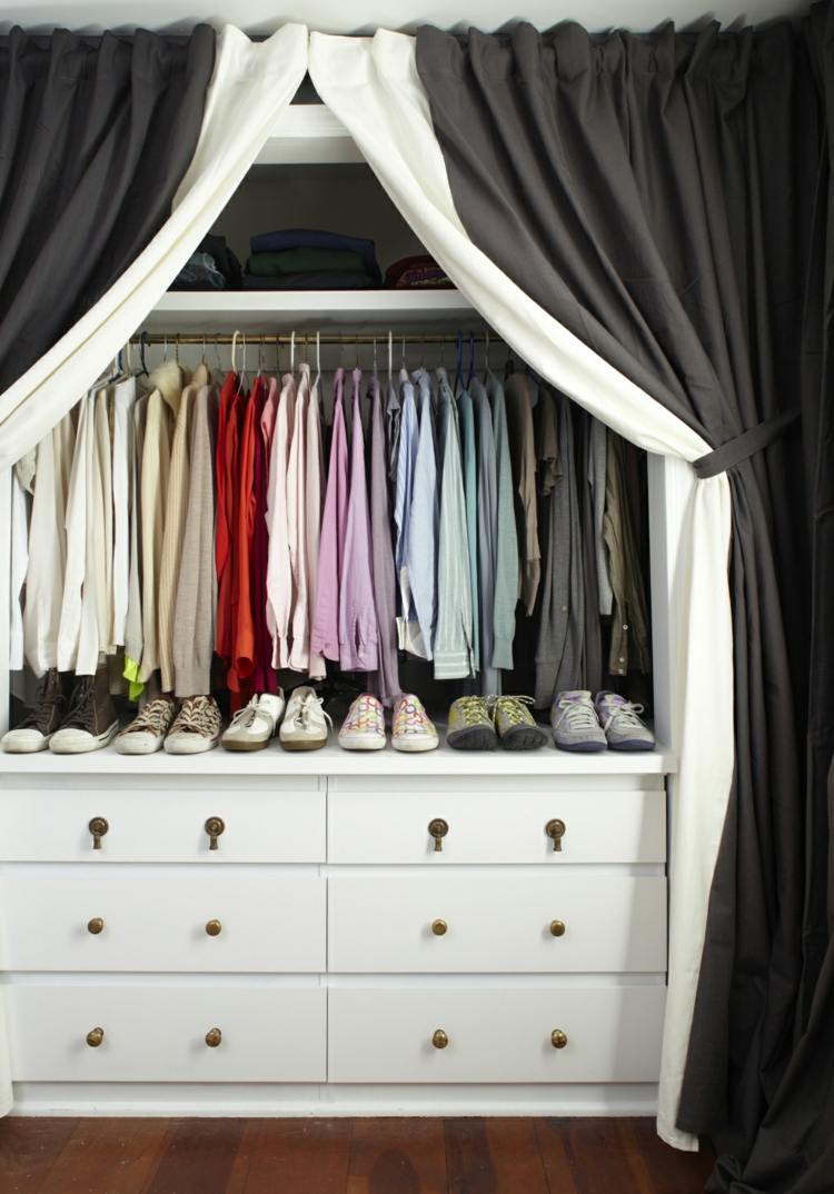 öppen garderob-gardiner-ogenomskinlig-brun-grädde-byrå-lådor-skjortor-sneakers-olika färger
