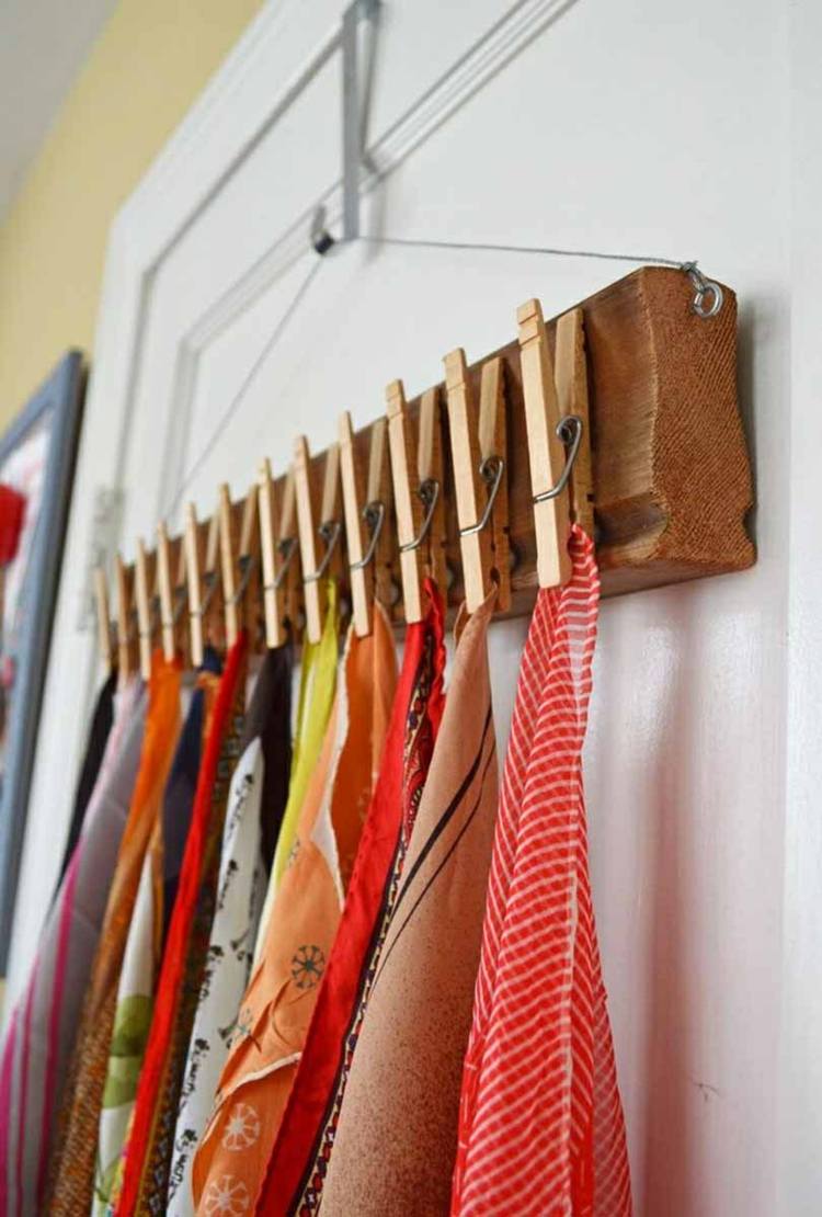Öppen garderob-design-dörr-halsdukar-dukar-klädnypor-färgat-mönster-praktiskt-träskiva