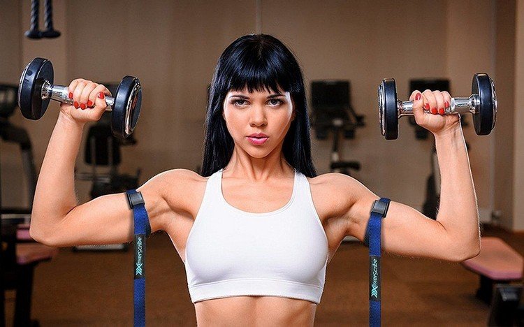 Ocklusionsträning biceps överkroppsträning med lätta vikter