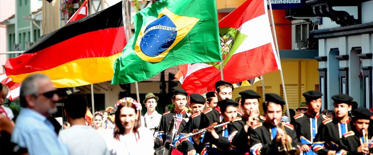 brasilien oktoberfest Blumenau street parade orkester flagga flagga