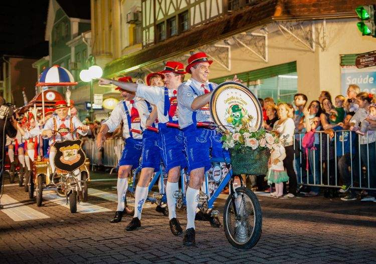 brazil oktoberfest Blumenau street parade cykelpublik roa underhålla blå traditionella byxor