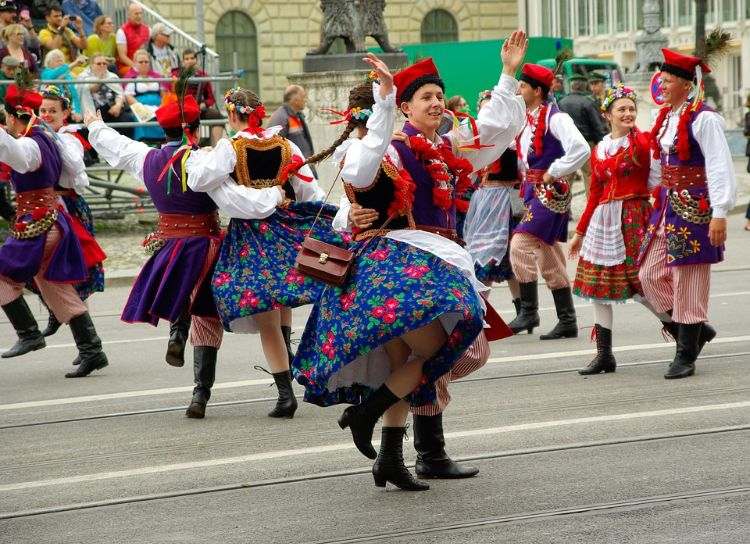 oktoberfest fira dans tyska traditionella München kostym gata