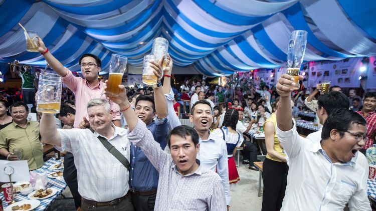 oktoberfest firande kambodja tält öl muggar wiesn fest asiater