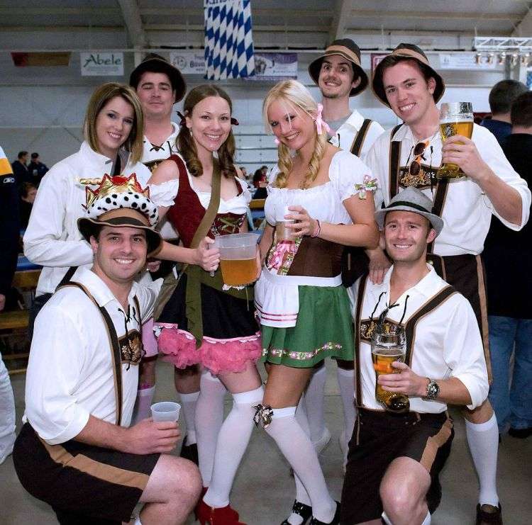 oktoberfest fira wiesnzelt ungdomar grupp öl muggar fest traditionell skjorta